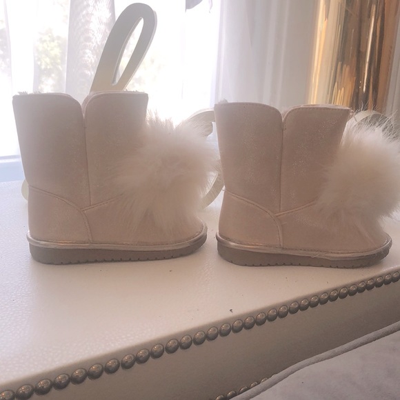 Childrens Place little girl Pom Pom size 7 cream and gold bootie - Picture 2 of 7